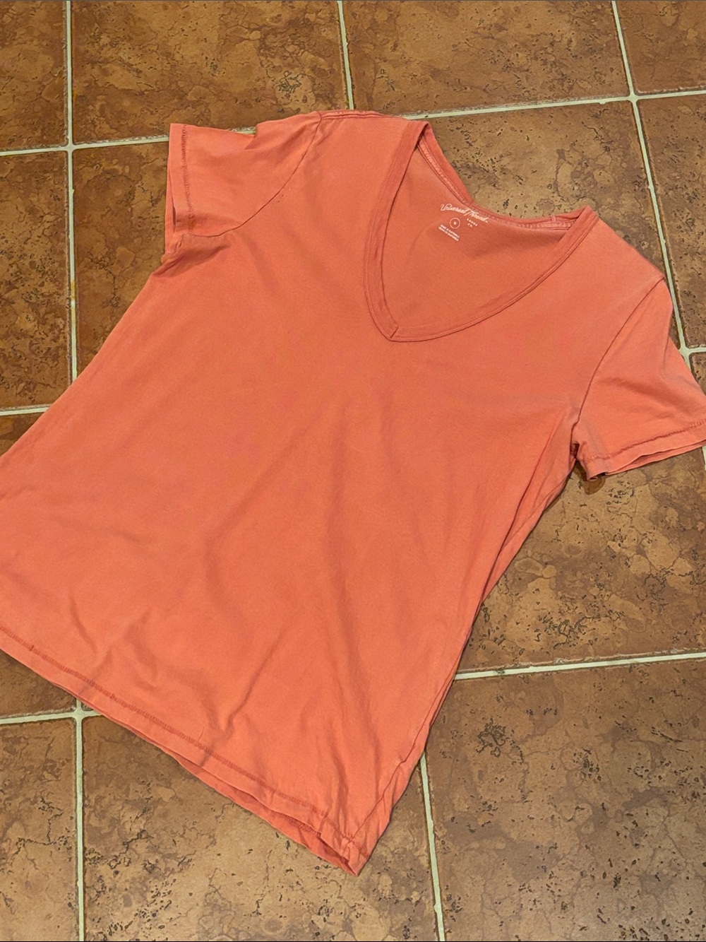UNIVERSAL THREAD med tee